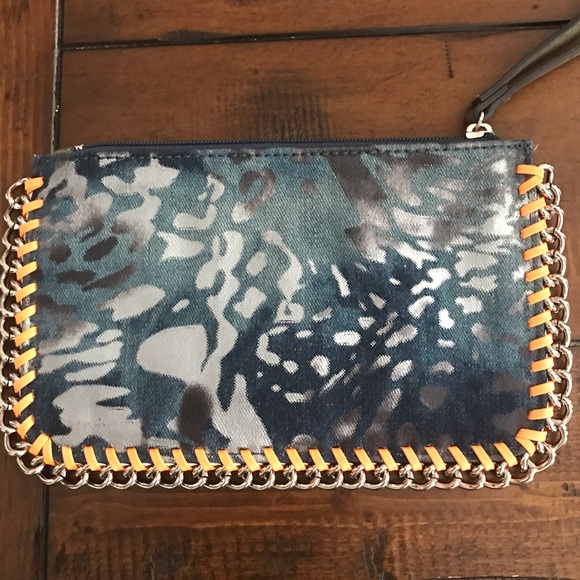 GUESS Wrislet 🔥 One-of-A-kind 🔥LIKE NEW 🔥 - Picture 2 of 6